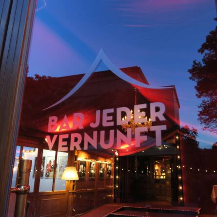Eingang der Bar jeder Vernunft Berlin