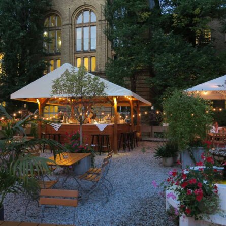 Biergarten in der Bar jeder Vernunft Berlin