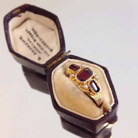 Schmuskstücke bei Antique Vintage Jewellery Berlin Mitte