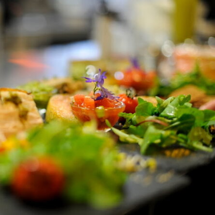 Paleo-Restaurant-Sauvage-Berlin-Interieur-Salat