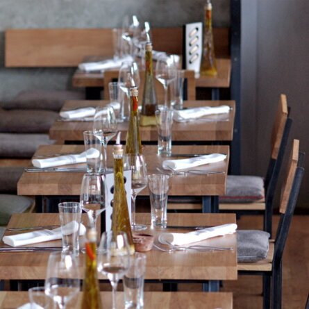 Rotisserie-Weingruen-Berlin-Tische