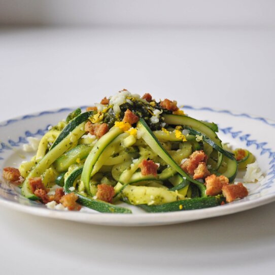 Paleo-Zucchini-Pasta-mit-Pistazien-Pesto