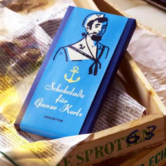 Schokolade der Fa. schokovida in Fischkisten mit Zeitungspapier ausgelegt