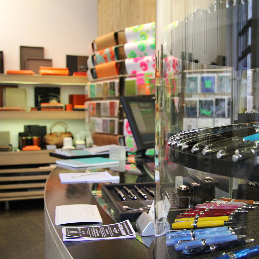 Bethge-Innenstadt-feine Papierwaren-Schreibgeräte-Taschen-Vitrine