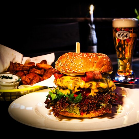 Chapeau-Restaurant-Grill-Bar-Burger