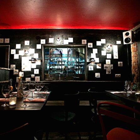 Chapeau-Restaurant-Grill-Bar-Tische