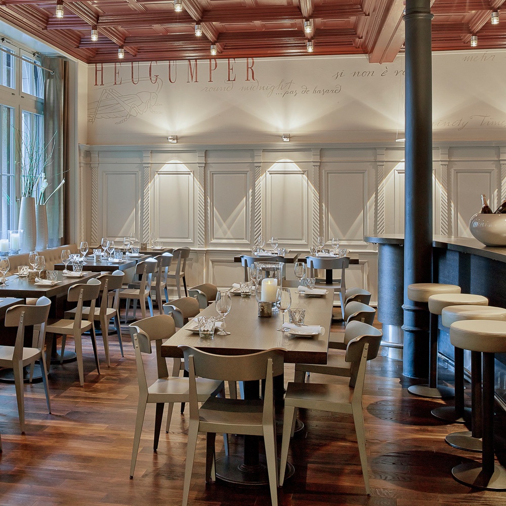 Heuguemper Restaurant Zürich Altstadt Tische