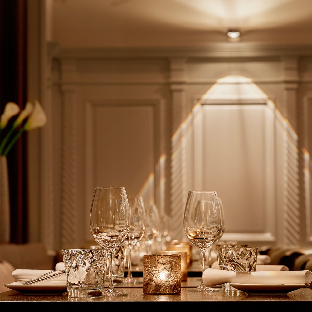 Heuguemper Restaurant Zürich Altstadt gedeckter Tisch