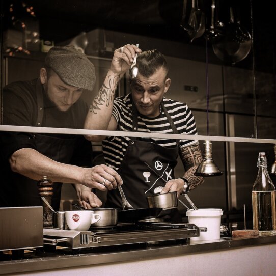 Lila Nashorn Restaurant Hamburg Ottensen Köche in der Küche