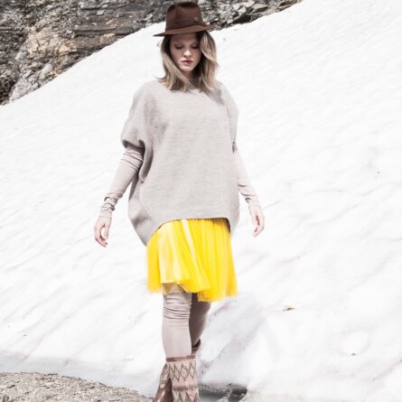 Elfenkleid Brautmode Mode Wien gelber Rock und grauer Pullover