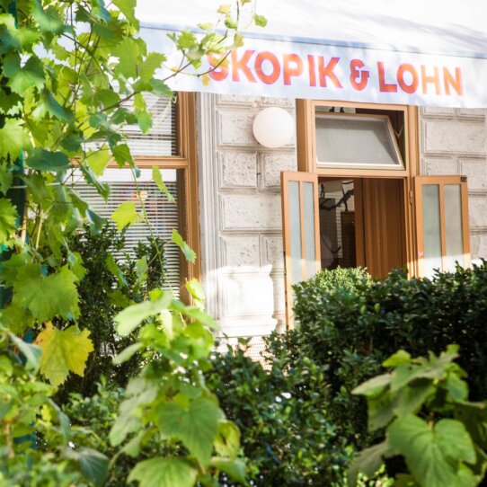 Skopik und Lohn Restaurant Wien begrünter Eingangsbereich