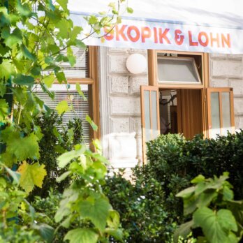 Skopik und Lohn Restaurant Wien begrünter Eingangsbereich Skopik und Lohn Restaurant Wien begrünter Eingangsbereich