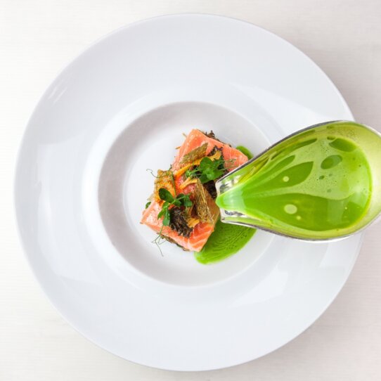 Fischers Fritz Restaurant Michelin Stern Berlin Lachsfilet mit Soße Fischers Fritz Restaurant Michelin Stern Berlin Lachsfilet mit Soße