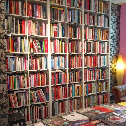 Goldhahn und Sampson Feinkost Kochbücher Berlin Bücherregal