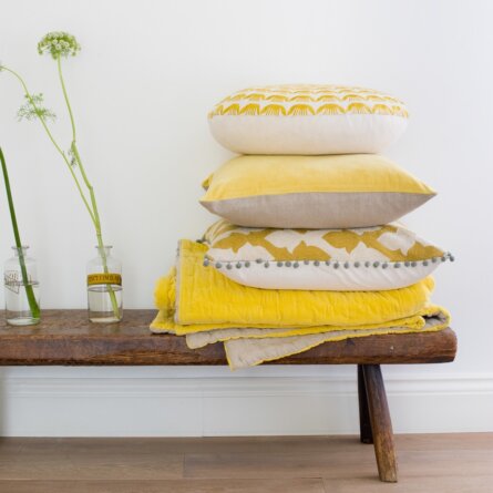 Dopo Domani Due Einrichtung Kantstraße gelbe Kissen