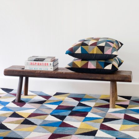 Dopo Domani Due Einrichtung Kantstraße Bank und Kissen