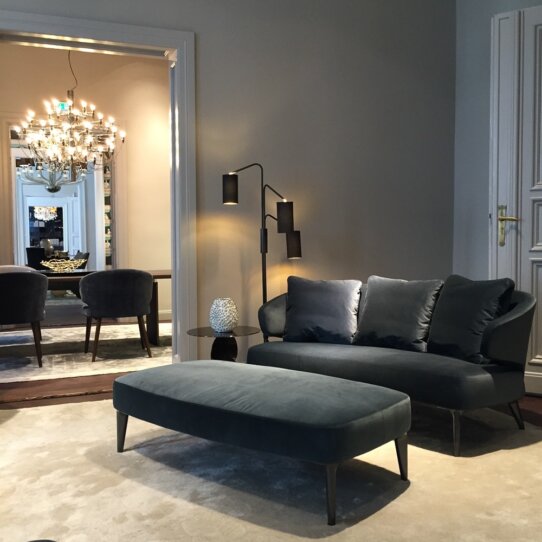 Minotti Showroom Berlin Sofa und Couchtisch