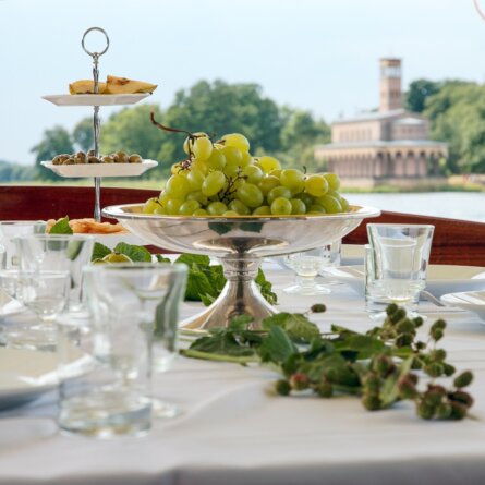 Salonschiff Miss Marple Bootsverleih Berlin Snacks