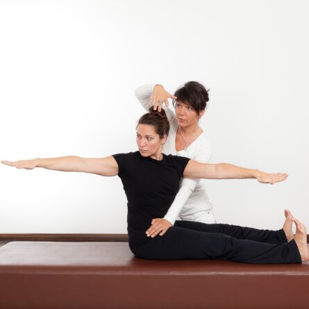 Senso Pilates Haltungsschule Berlin Steglitz Übung mit Hilfestellung