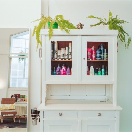 Schminks Hairstyling Make-Up Wien Schrank