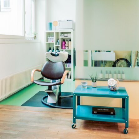 Schminks Hairstyling Make-Up Wien Stuhl