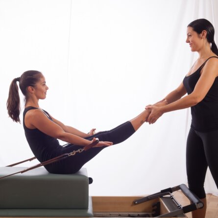 Anna Wolkerstorfer Pilates Wien Hilfestellung