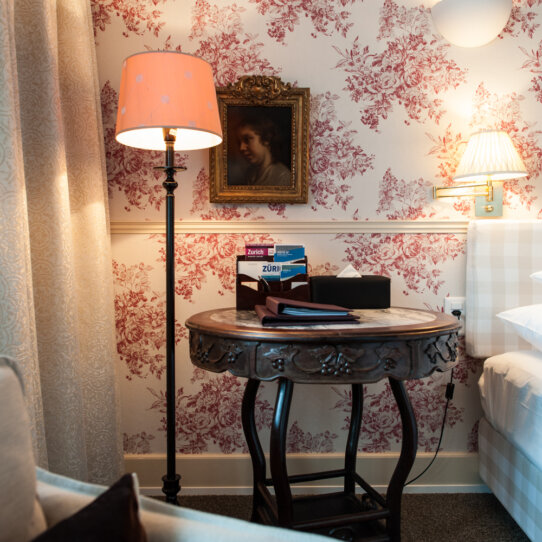 Hotel Kindli Zürich Nachttisch
