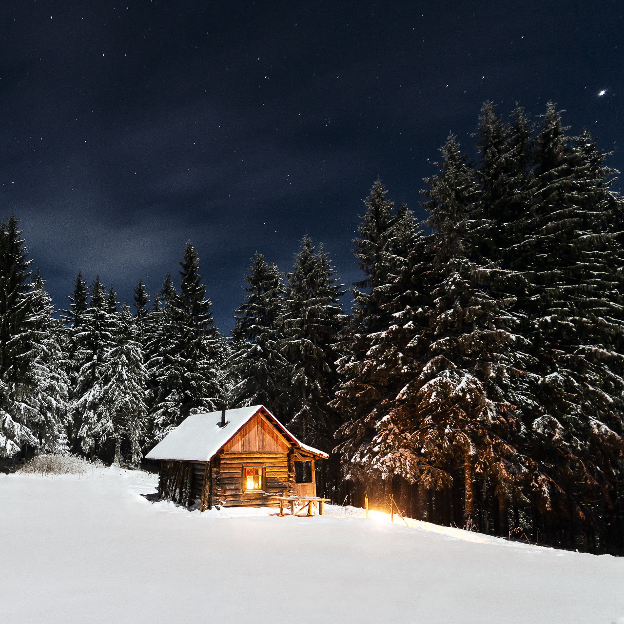 Holzhütte im Schnee