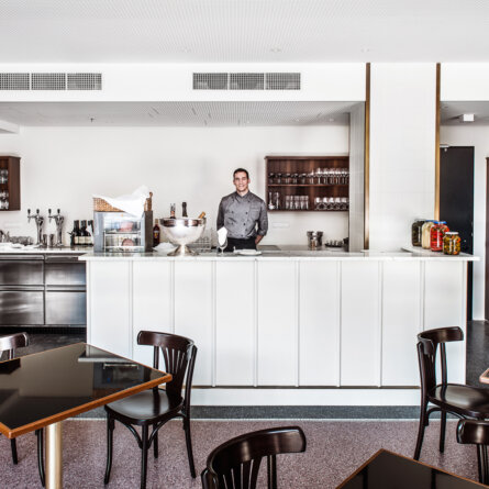 Gulasch and Champagne Grand Ferdinand Wien Theke