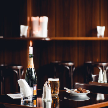 Gulasch and Champagne Grand Ferdinand Wien Tisch Gulasch and Champagne Grand Ferdinand Wien Tisch