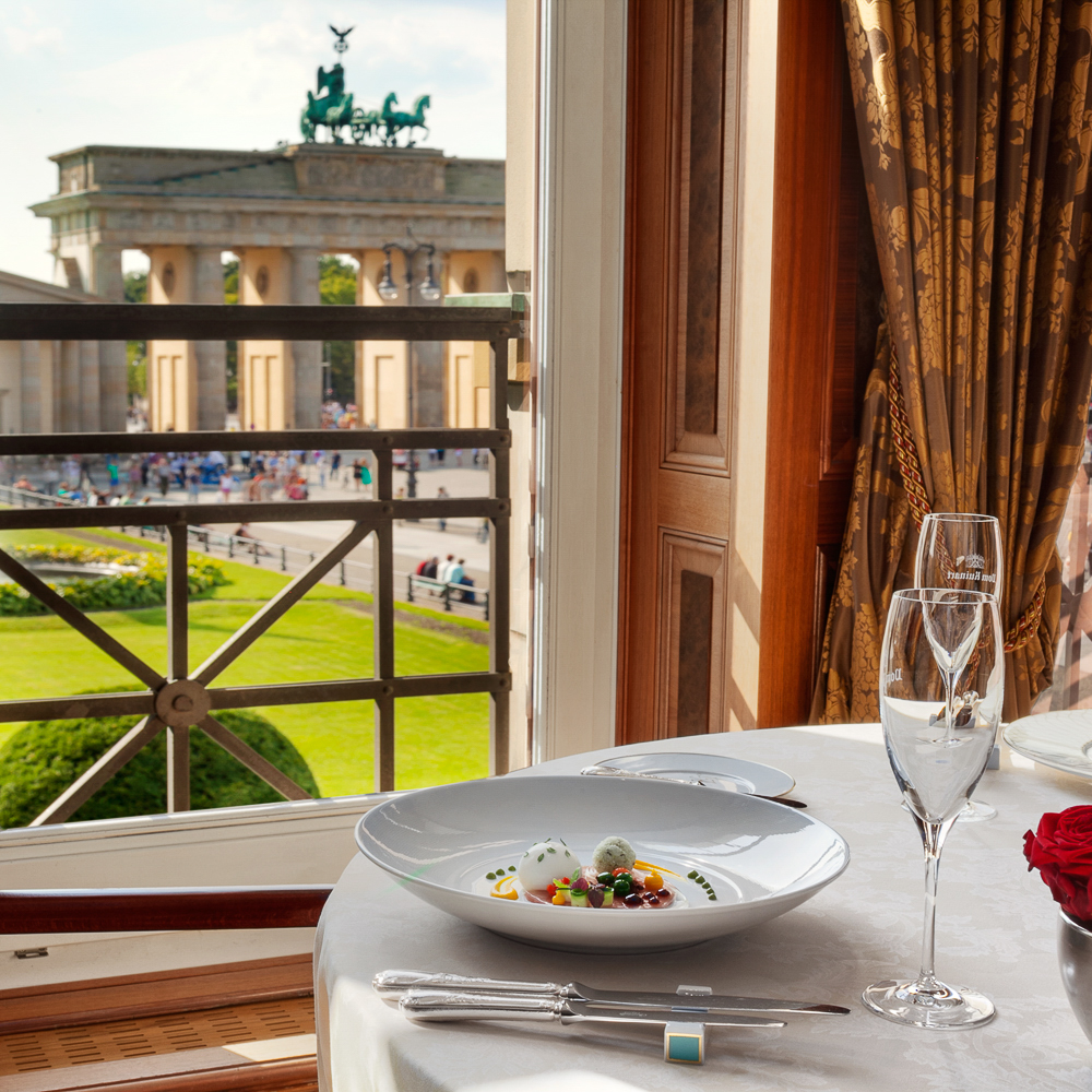 Lorenz Adlon Esszimmer Berlin Ausblick Brandenburger Tor