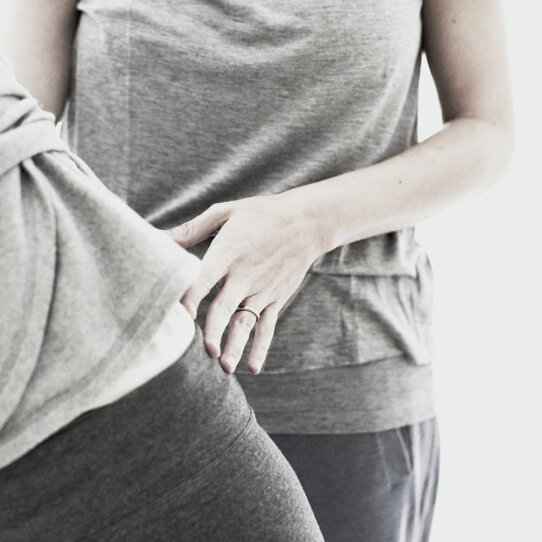 STUDIO ICH Yoga und Impuls-Strömen Hilfestellung