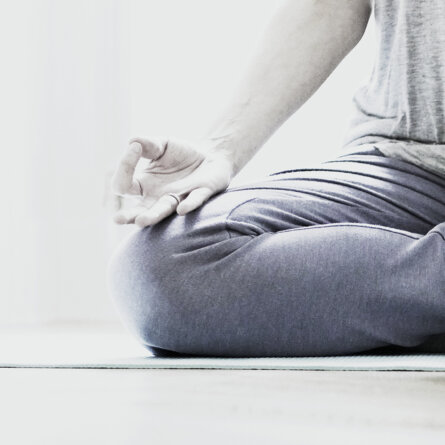 STUDIO ICH Yoga und Impuls-Strömen Schneidersitz