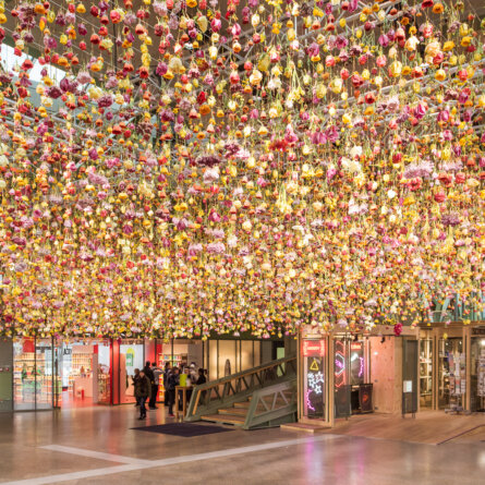 Bikini Berlin Rebecca Louise Law Installation Blumen Decke