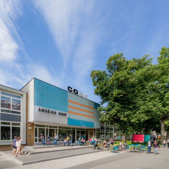 CO Berlin Amerika Haus Aussenansicht mit Publikum