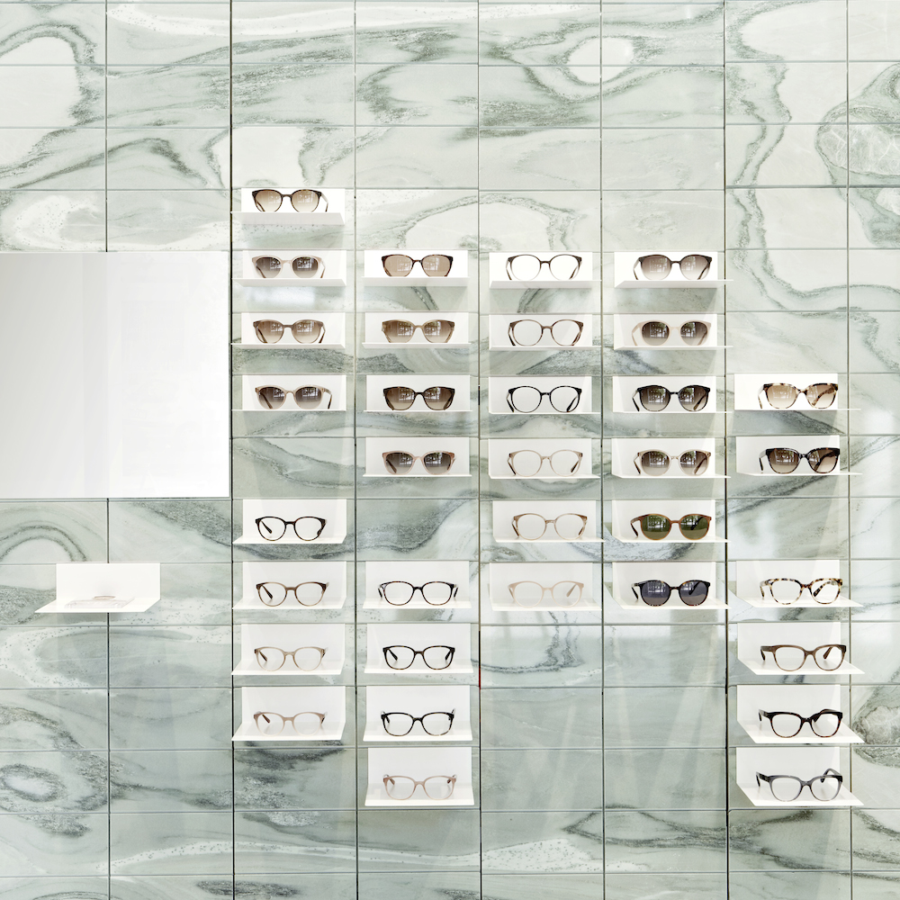 Viu Flagshipstore Berlin - Die VIU Brillen werden vor Wand aus griechischem Marmor präsentiert