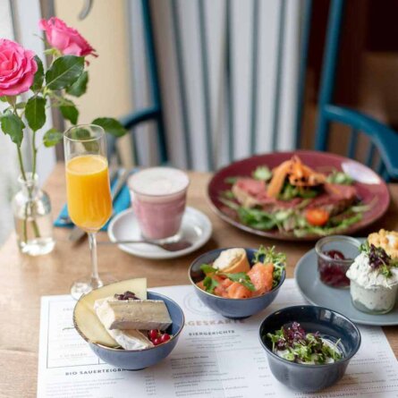 Café Sets in der Schlüterstaße in Berlin Charlottenburg-3