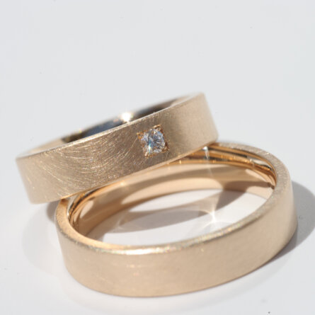 Runde Ringe München - Selbstgeschmiedete Eheringe aus Gelbgold