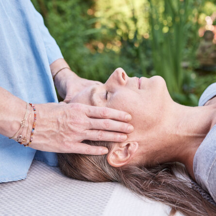 Strömen Impulsströmen Healing Touch Silvia Augustin Wien Kopf