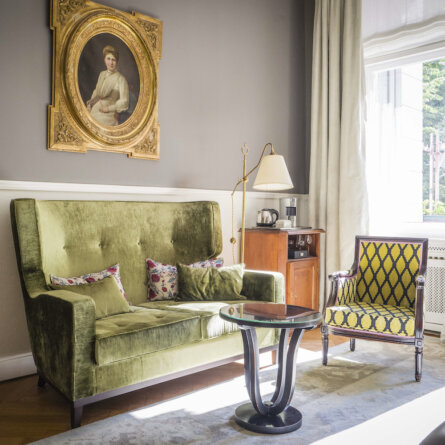 Hotel HENRI Berlin_Samtsofa Sitzgruppe