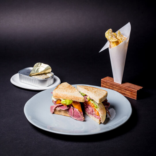 Freistoff 2017 Sardinen Toast mit Rinderpastrami und Chips