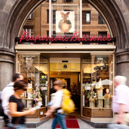 Gröger Beauty München_Eingang Parfümerie Brückner Marienplatz