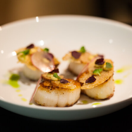 Restaurant Comera München_Jakobsmuscheln mit Shiso Kresse