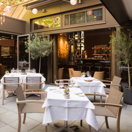 Tian München_Sitzbereich Innenhof