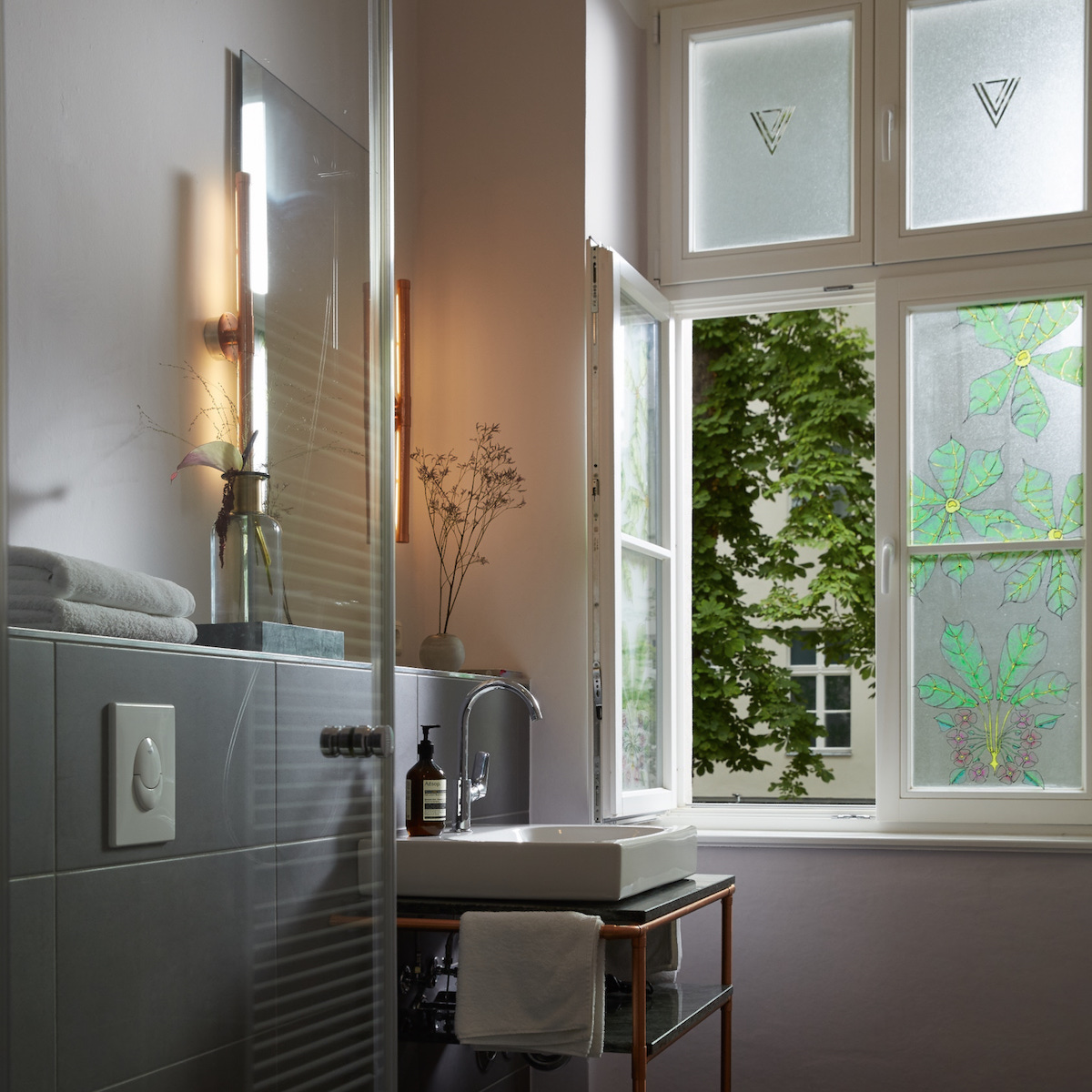 Vilhelm7 Hotel Berlin Kreuzberg_Badezimmer Glasmalerei