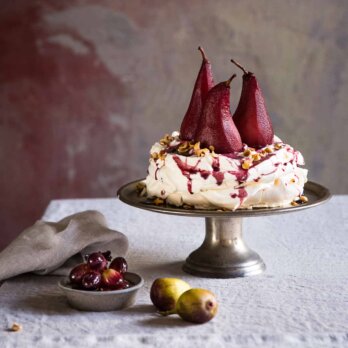 Pavlova mit Rotwein Birnen von Simone Hawlisch (1)