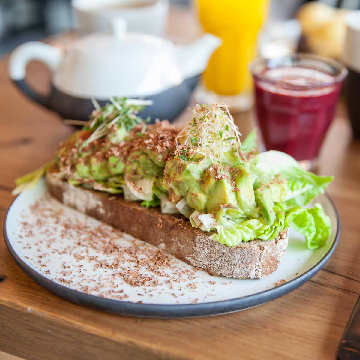 Avocado Stulle im Deli Rosegarden in Mitte