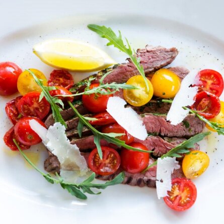 FAMI Restaurant München Entrecote auf Salat