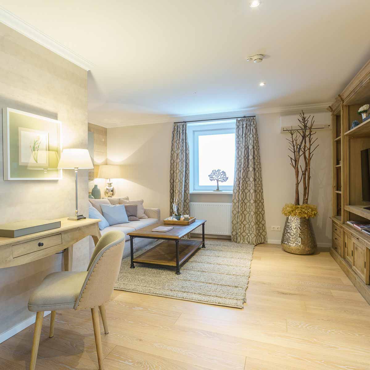 > 0109: Kannst du das Kabel wegretuschieren beim Schreibtisch?