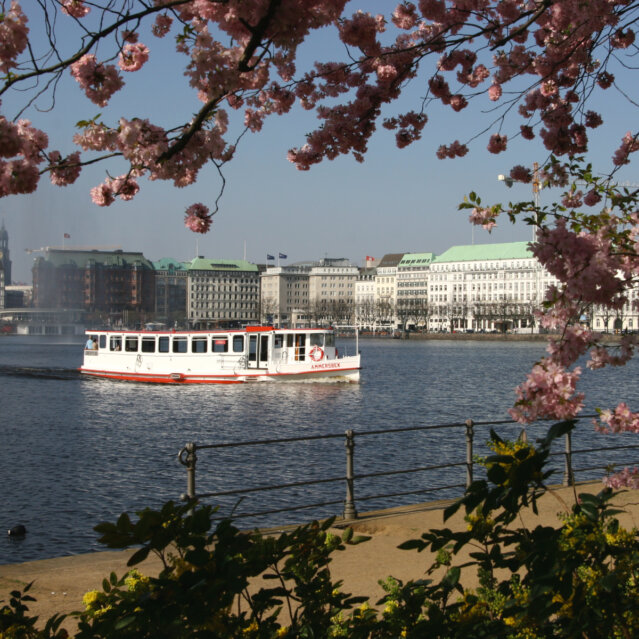 Alstertouristik Alsterdampfer auf der Binnenalster Jungfernstieg Alstertouristik Alsterdampfer auf der Binnenalster Jungfernstieg